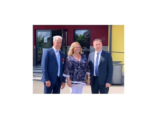 REMISE DES INSIGNES DE CHEVALIER DANS L'ORDRE NATIONAL DU MERITE A ANNE-MARIE LE ROUEIL